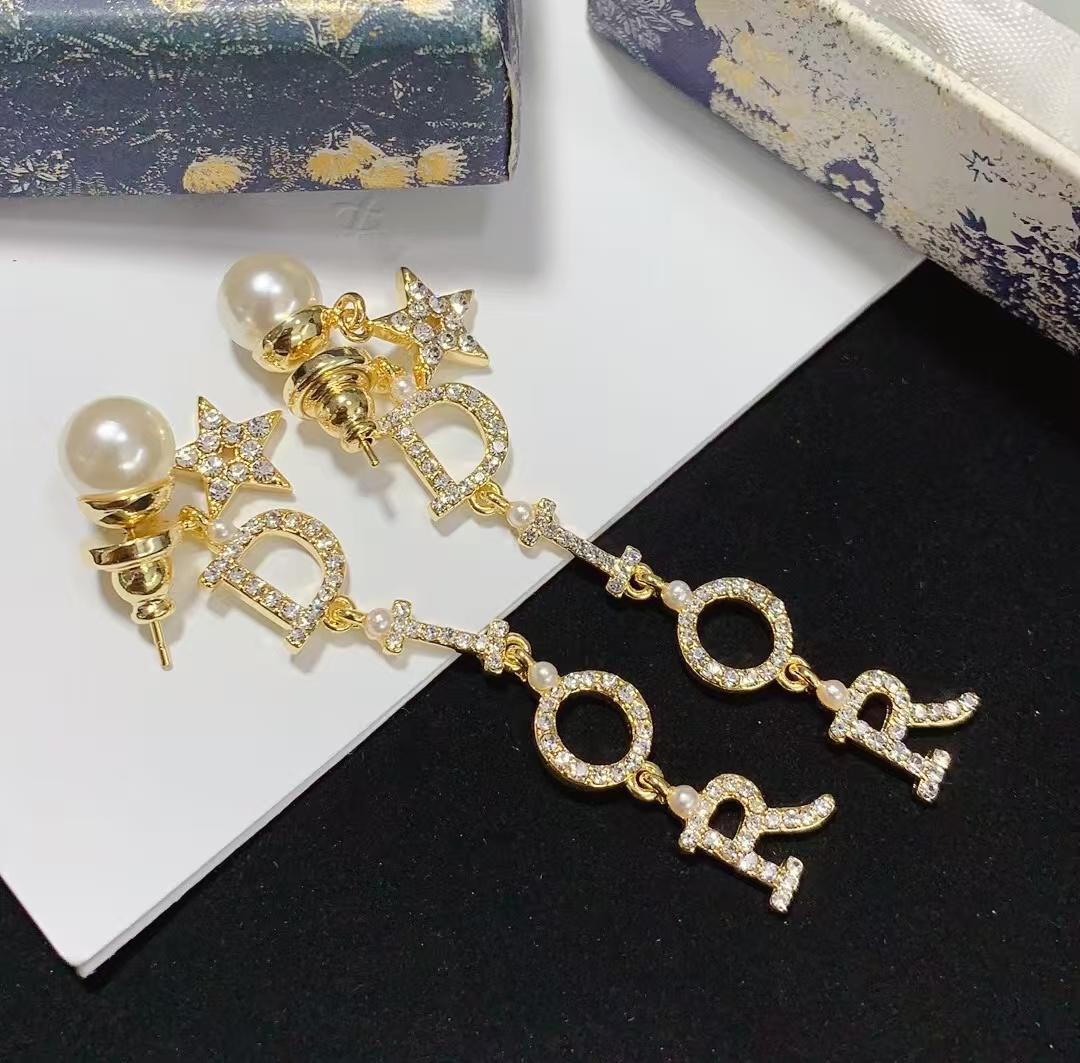 ロゴが可愛く揺れる♪】Dior Tribales ピアス - メルカリ