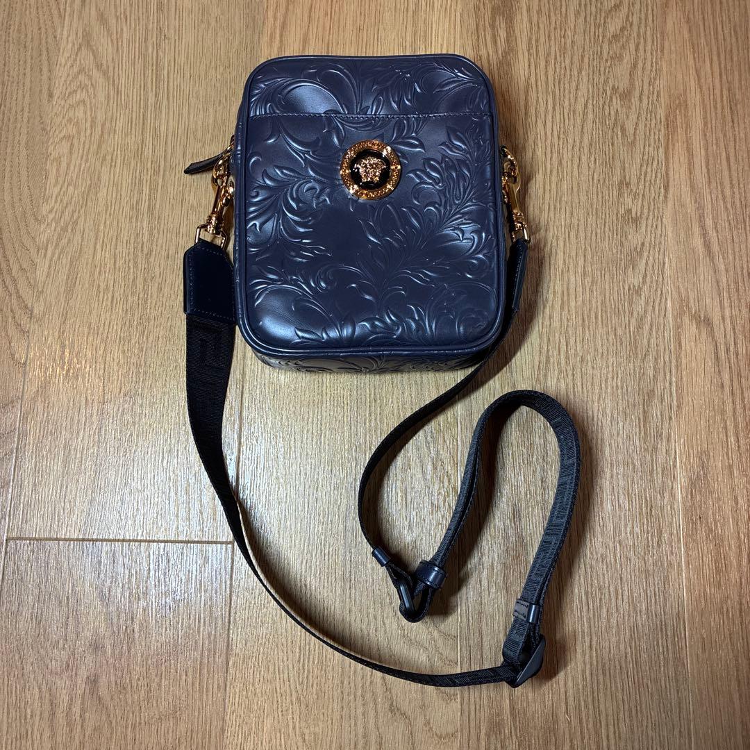 【未使用品】ヴェルサーチ バロッコ レザー ショルダーバッグ ネイビー 【未使用品】ヴェルサーチ バロッコ レザー ショルダーバッグ ネイビー