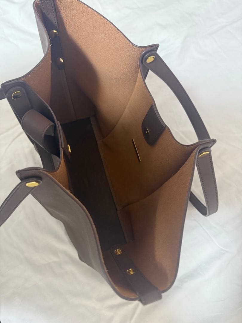 【ISOLÉ TIMELESS ヴィル】牛革ブラウンレザートートバッグ 【ISOLÉ TIMELESS ヴィル】牛革ブラウンレザートートバッグ