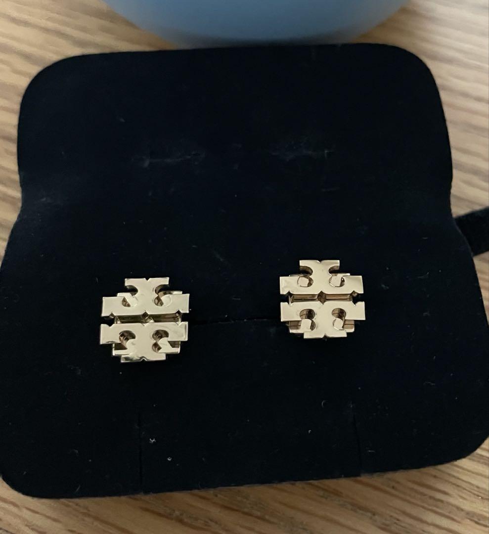 【新品未使用】TORY BURCH ロゴ　ゴールドピアス