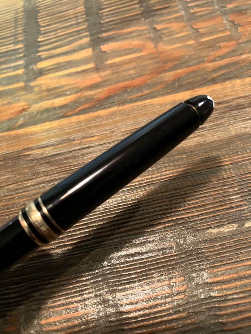 金色の金具付きMONTBLANC