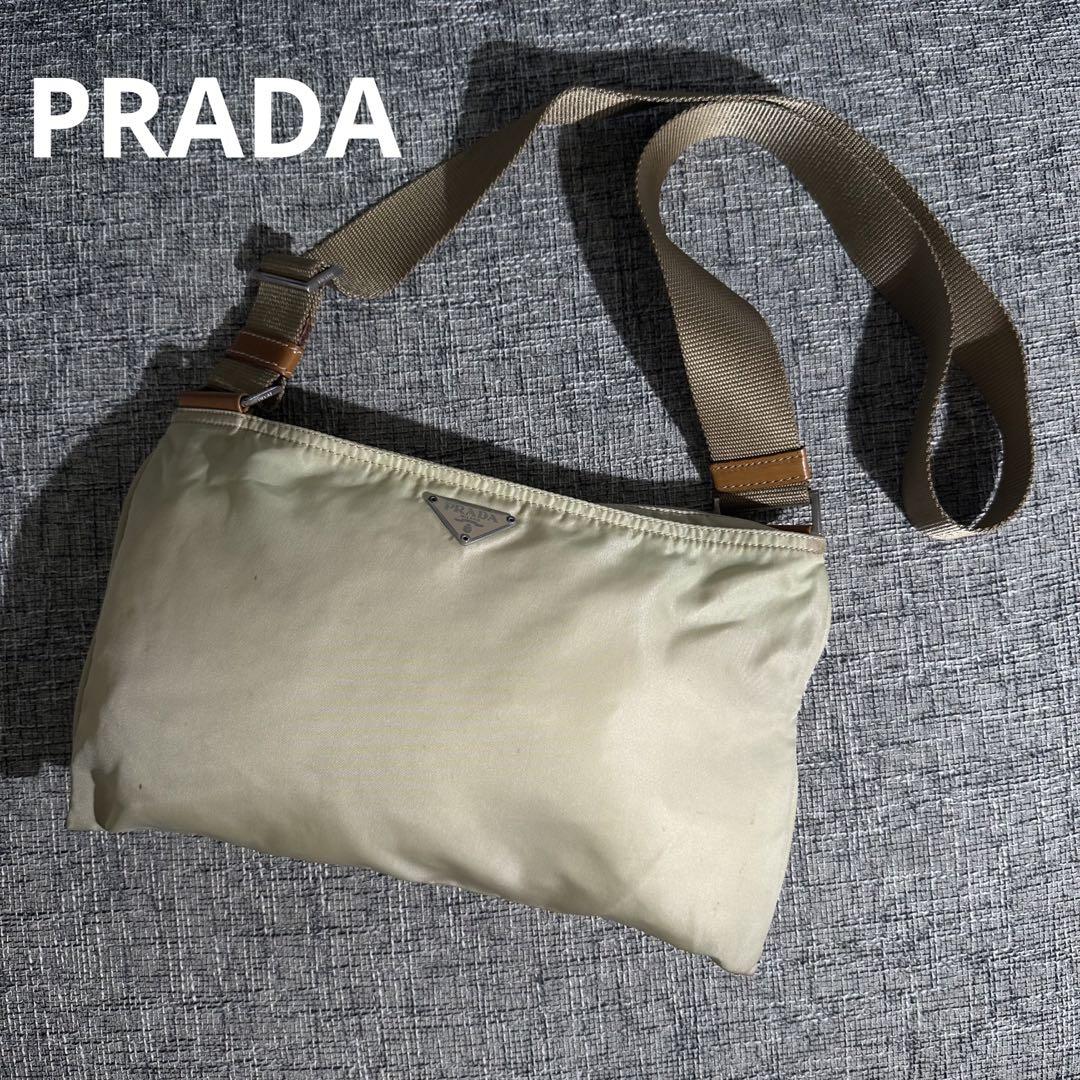 PRADA ショルダーバッグ クロスボディ ホワイト　白 三角ロゴプレート
