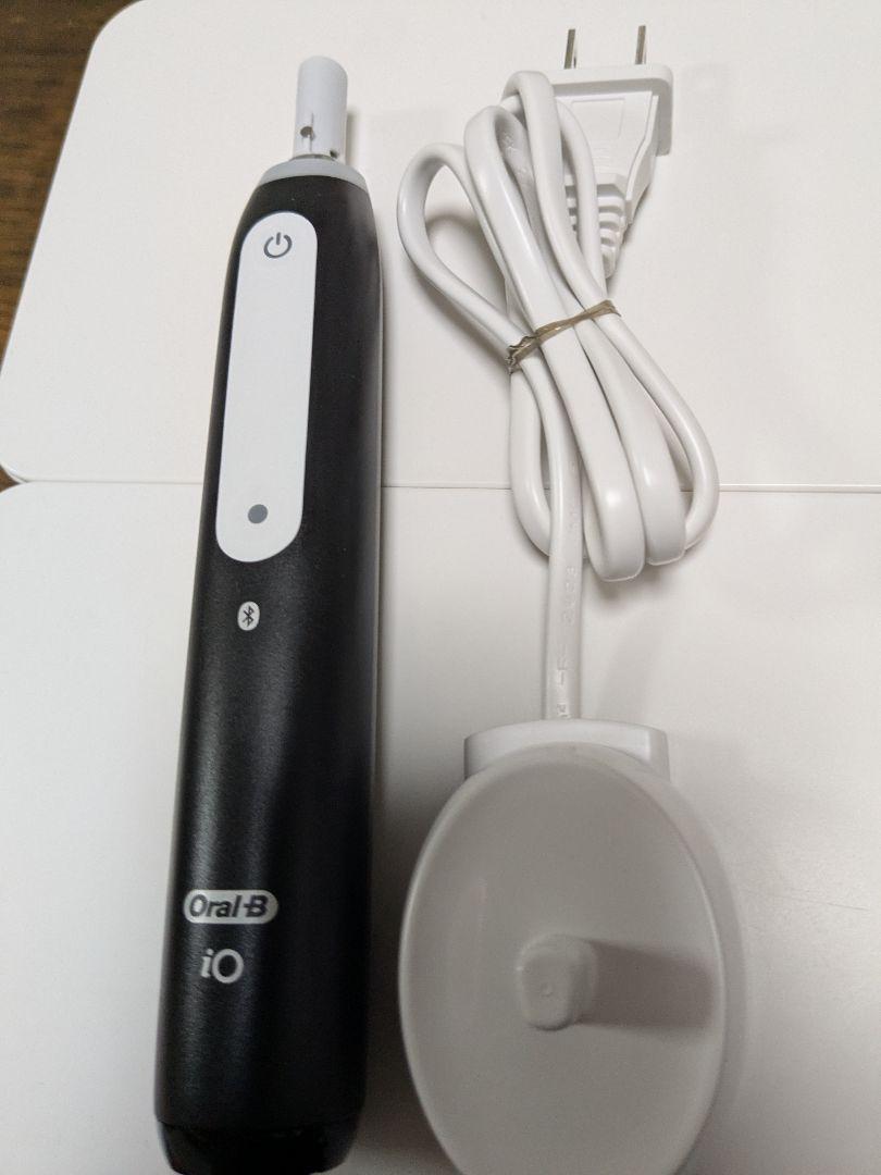 【美品】ブラウン オーラルB iO4S 電動歯ブラシ　本体充電器　替えブラシ４本