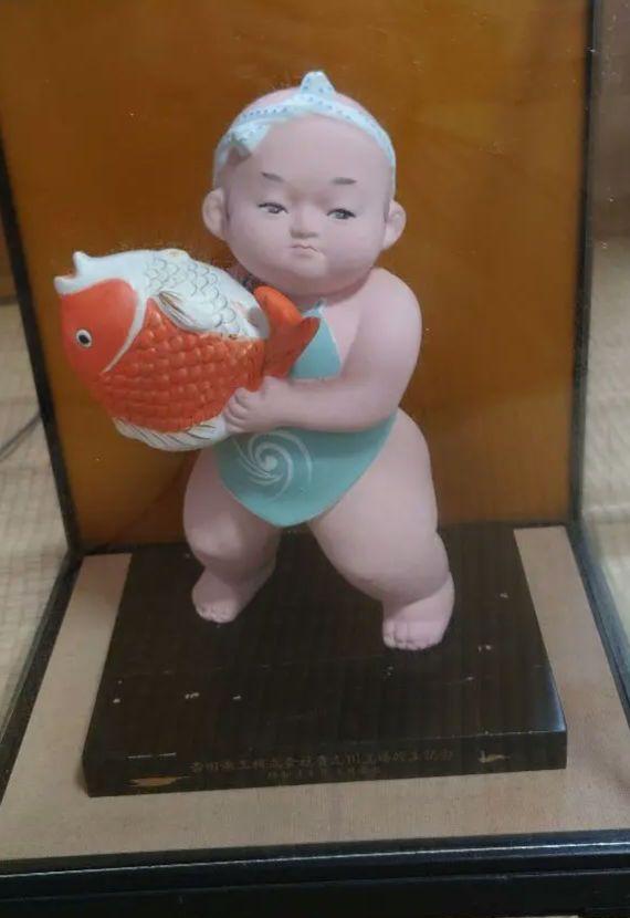陶器製 子供と魚の像 ガラスケース付き