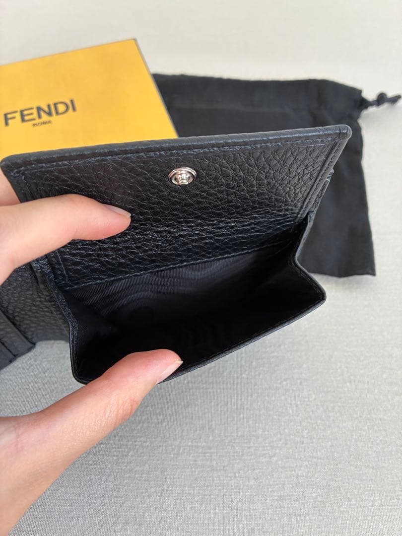 【新品未使用】フェンディ FENDI メンズ 折財布 ニつ折り財布 セレリア