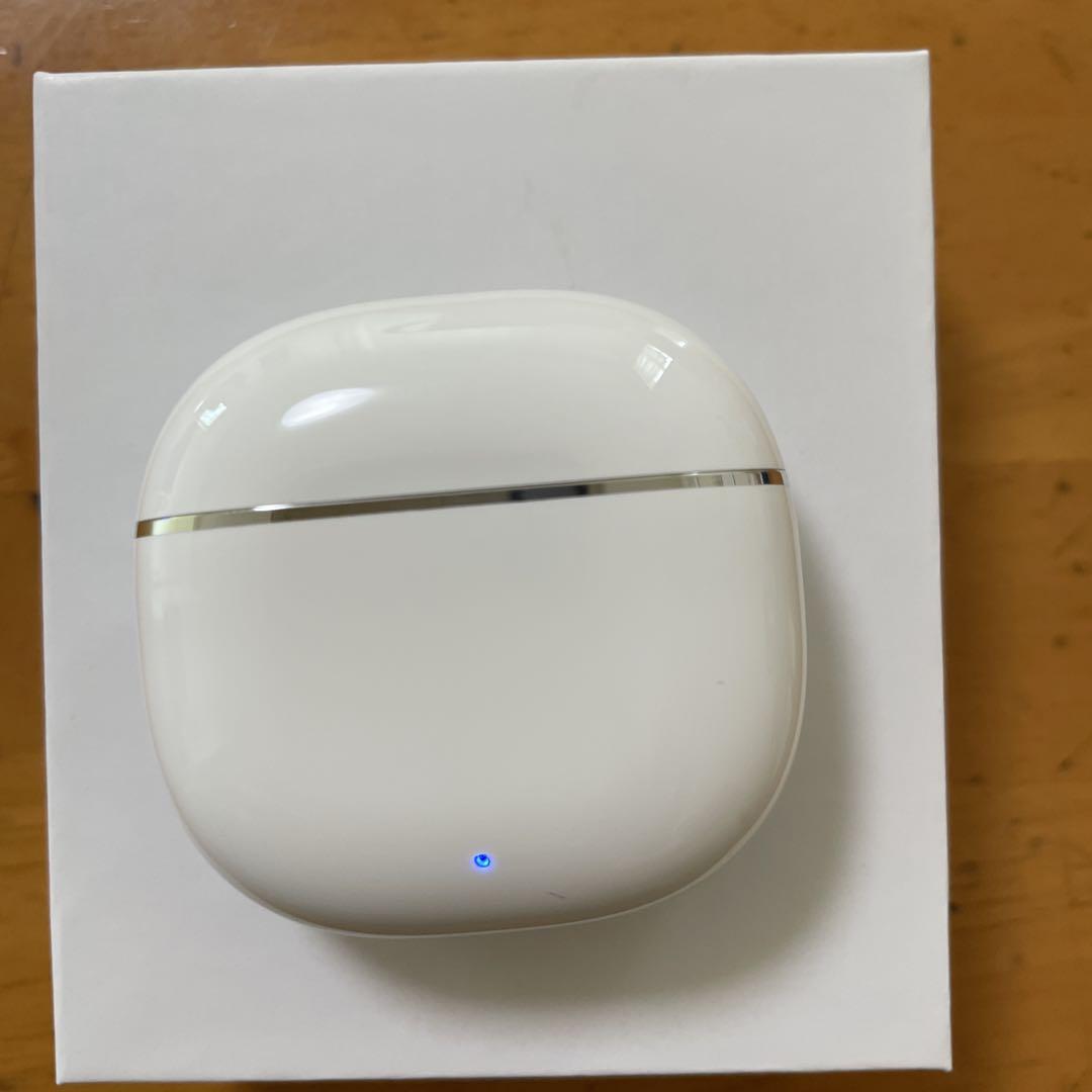 ワイヤレスイヤホン ホワイト 充電ケース付き - メルカリ