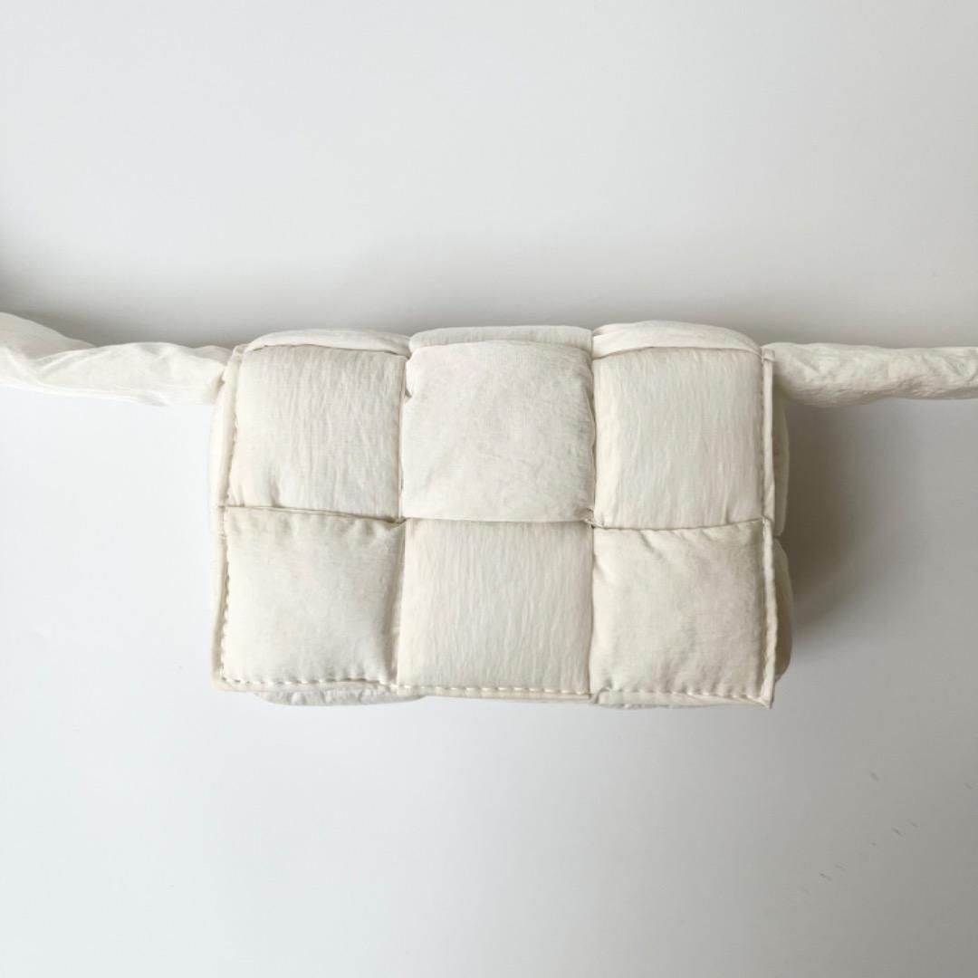 美品 ボッテガヴェネタ パデッド カセット ショルダーバッグ ホワイト