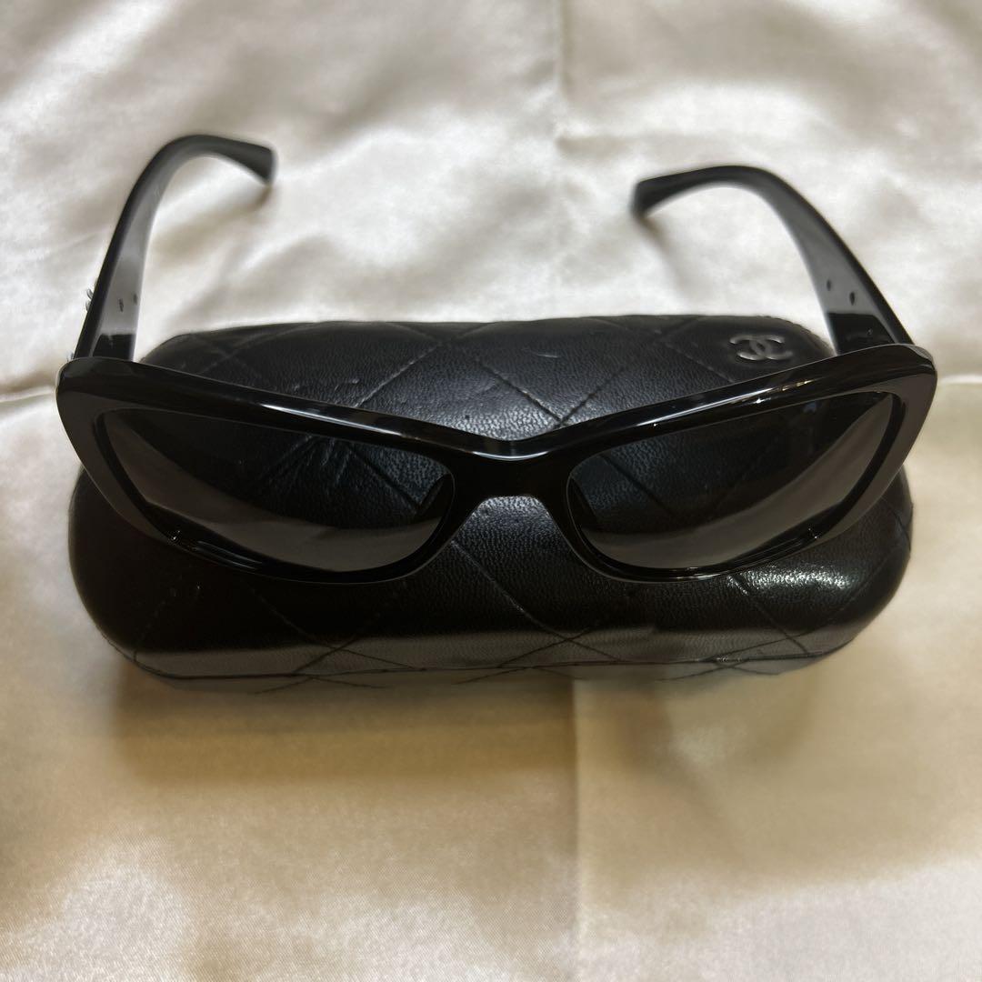 Chanel サングラス 黒 白い花デザイン ☆CHANEL シャネル サングラス レディース 黒×白 レディース