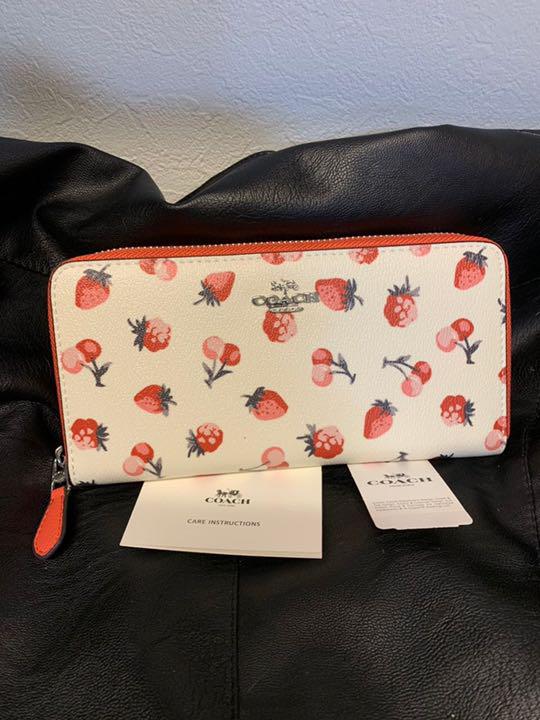 在庫あり 即納 COACH コーチ ホワイトストロベリー ジップラウンド