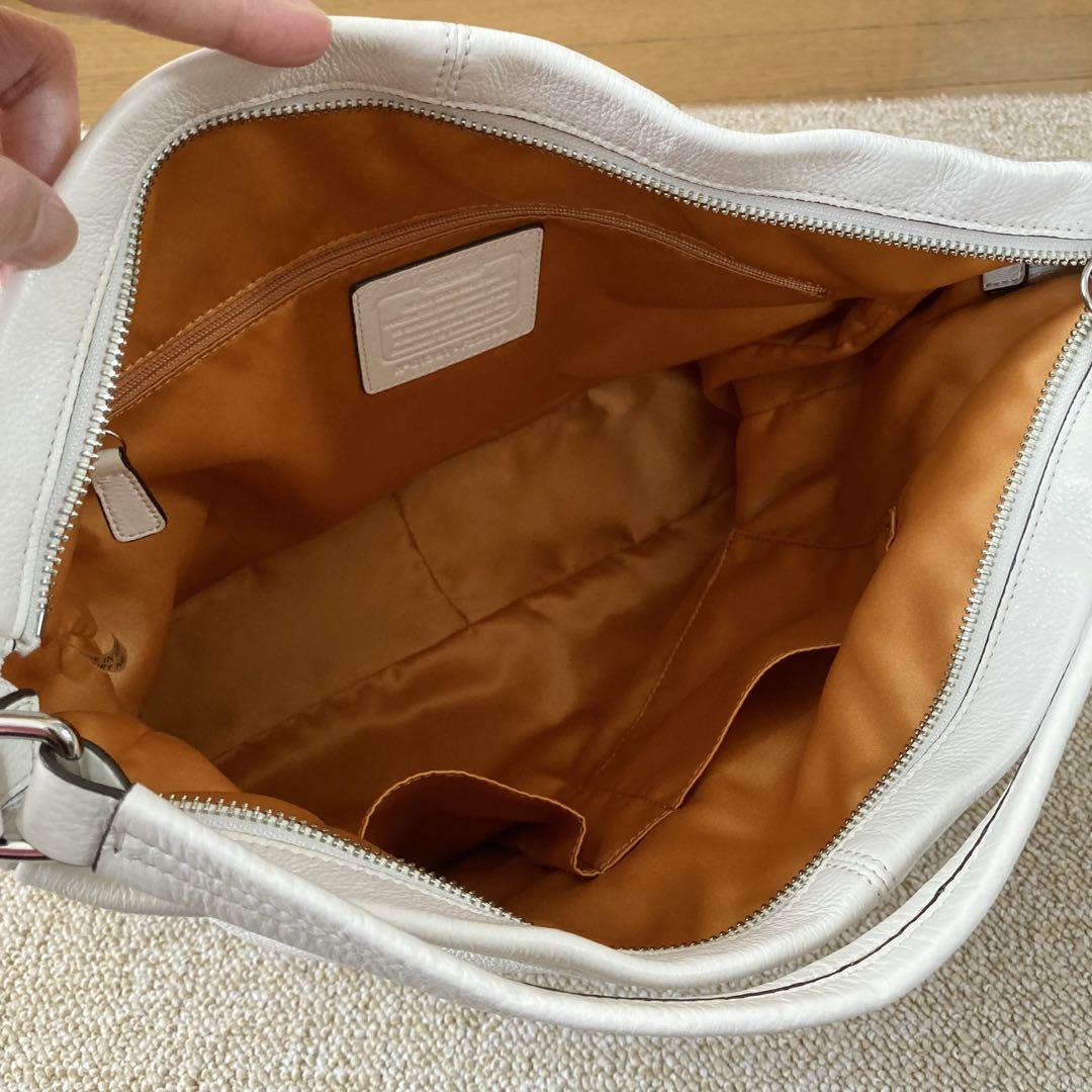 COACH ショルダーバッグ　白　オフホワイト　A4 サイズ　シボ　本革
