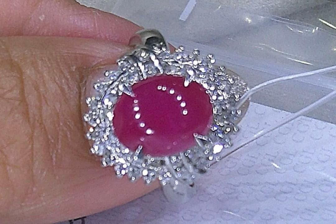 艶々うるぷる非加熱4.00ctカボションルビーとギラギラハイグレードダイヤ指輪