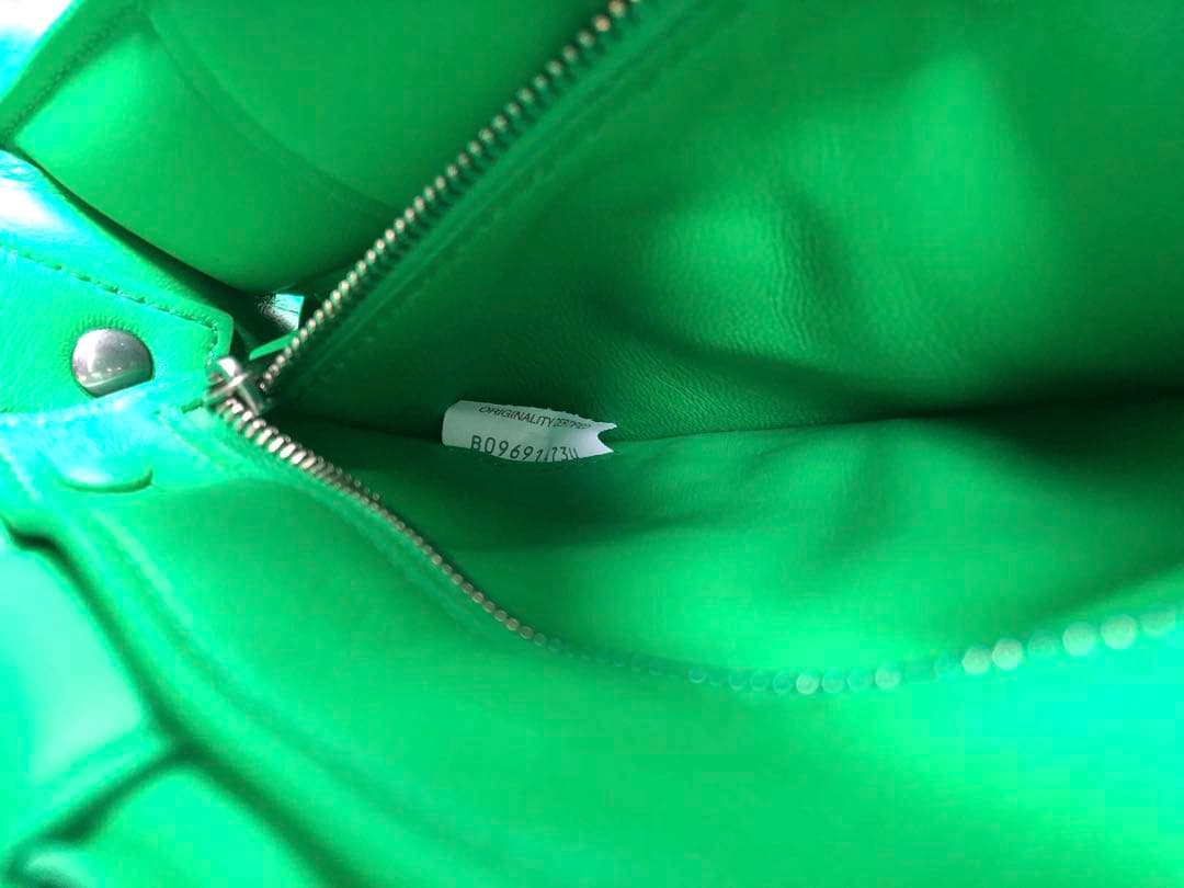 美品BOTTEGA VENETA ボッテガヴェネタ パデットカセットパラキート