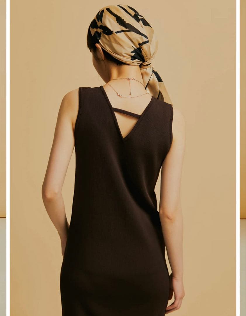 Alia Deep neck knit dress