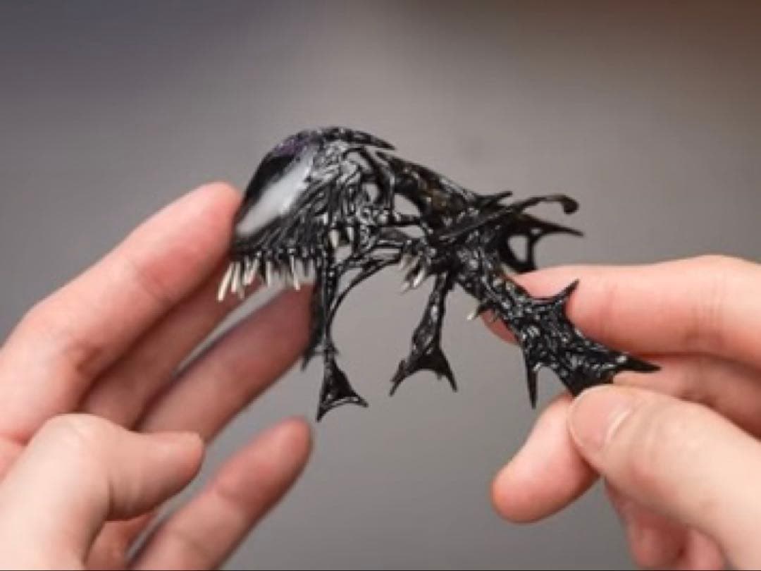 ホットトイズ　スパイダーマン　ブラックスーツ　　ジオラマ台座とヴェノムパーツ