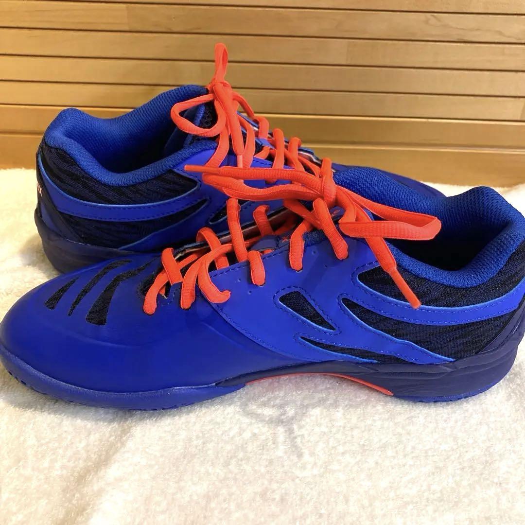 極美品YONEX 840MID パワークッション バドミントンシューズ　25.5