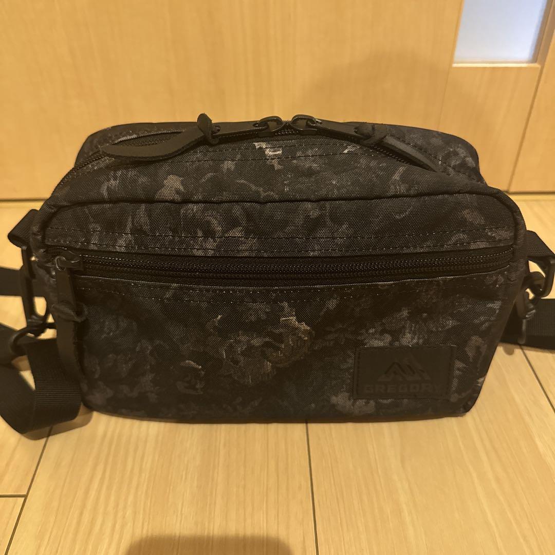 美品 グレゴリー パデッド ショルダー ポーチ M バッグ ブラックタペストリー