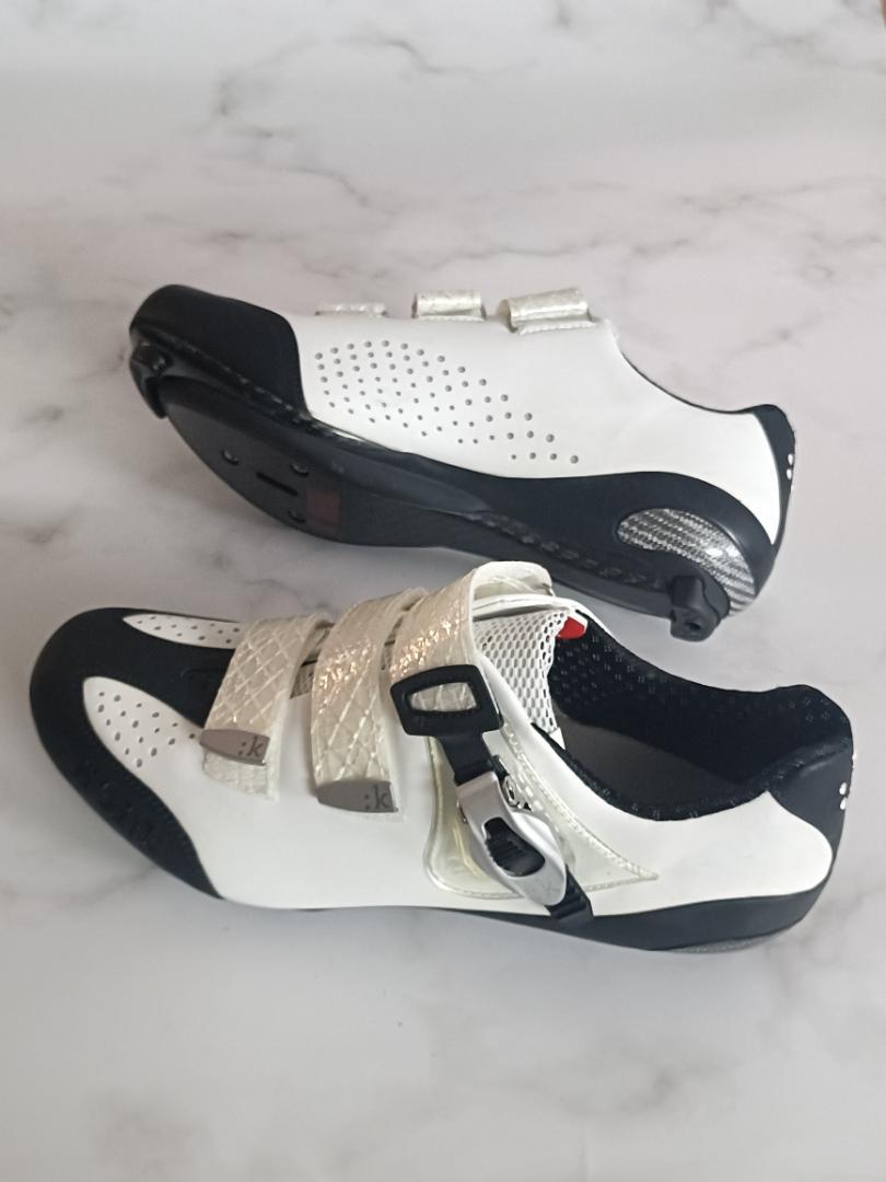 新品 フィジーク ロードバイク用シューズ ホワイト/ブラック　サイズ40.5 新品 フィジーク ロードバイク用シューズ ホワイト/ブラック