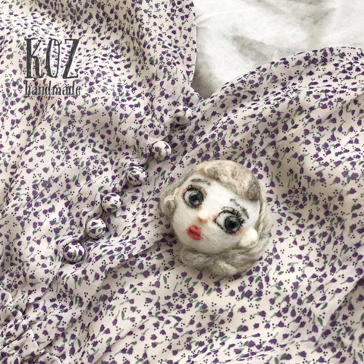 耳かけグレーロングの女の子 ブローチ ハンドメイド 4wkBh-m48114426996 バッグ ドールチャーム 格安安い