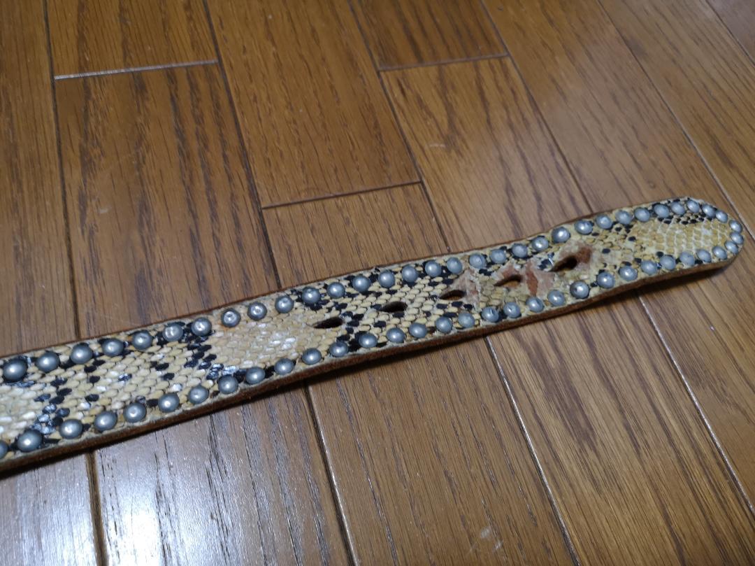 スタッズベルト　蛇柄