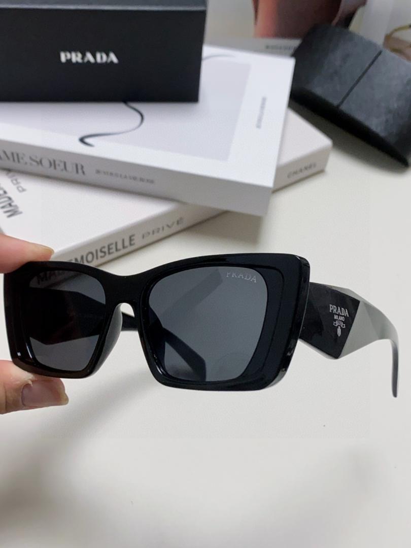 PRADA ブラック スクエア サングラス