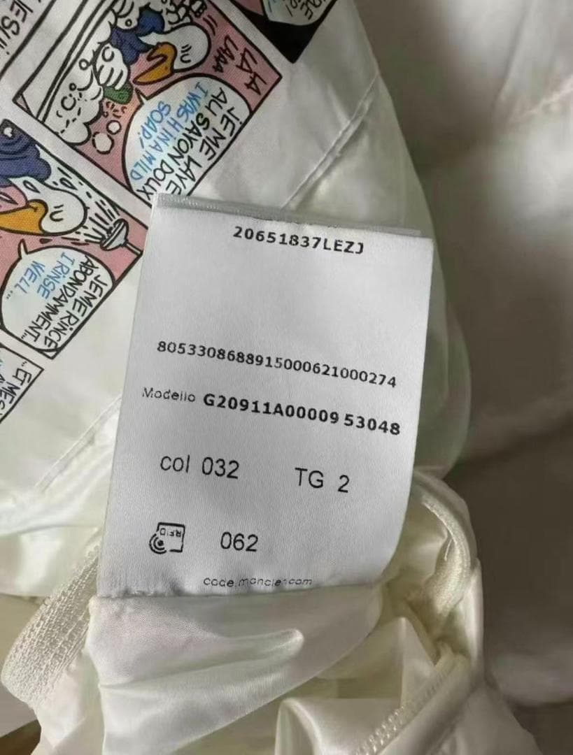 MONCLERホワイトフード付きダウンジャケット MONCLERホワイトフード付きダウンジャケット