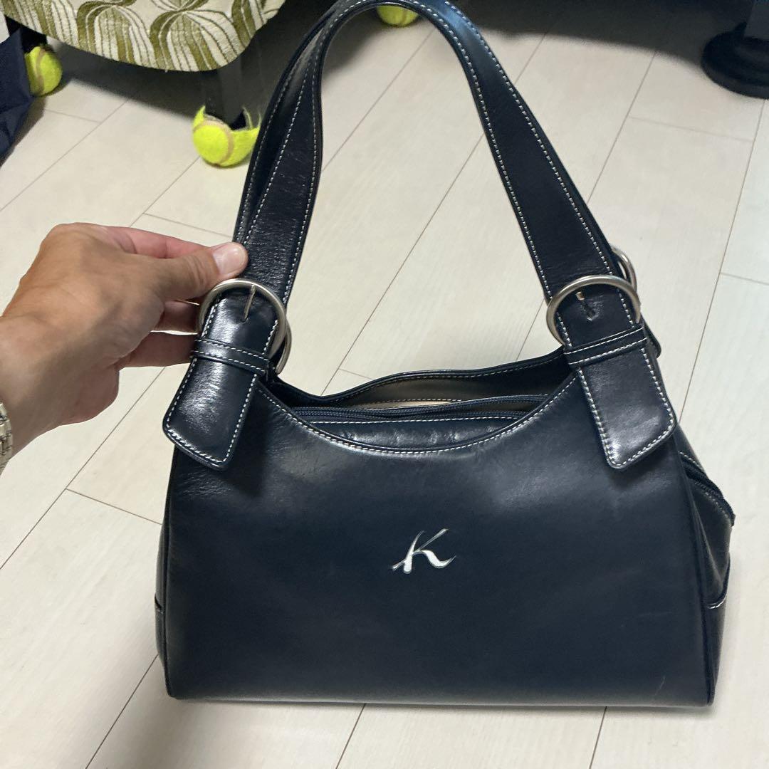 黒のレザーハンドバッグ