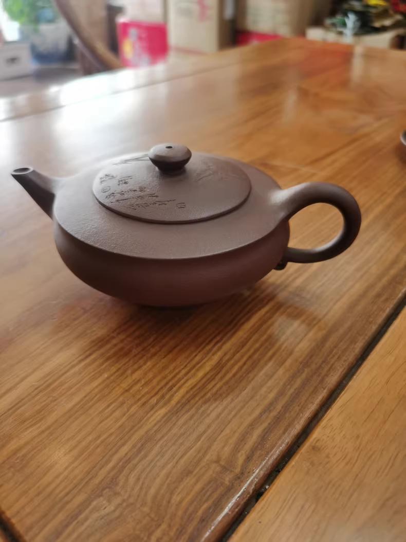 茶色い急須 手彫り装飾