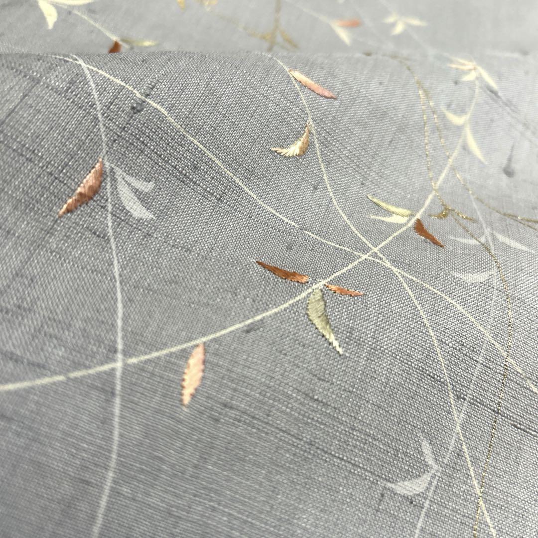 正絹　単衣の紬　《グレー　刺繍　葉》