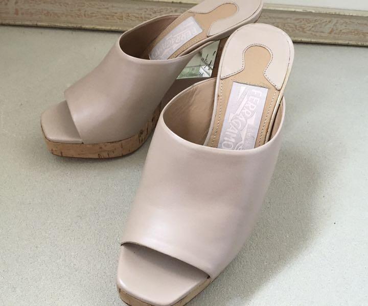 国産 新品 Ferragamoフェラガモローズベージュミュール5C T7G6R-m48247212186 人気最安値
