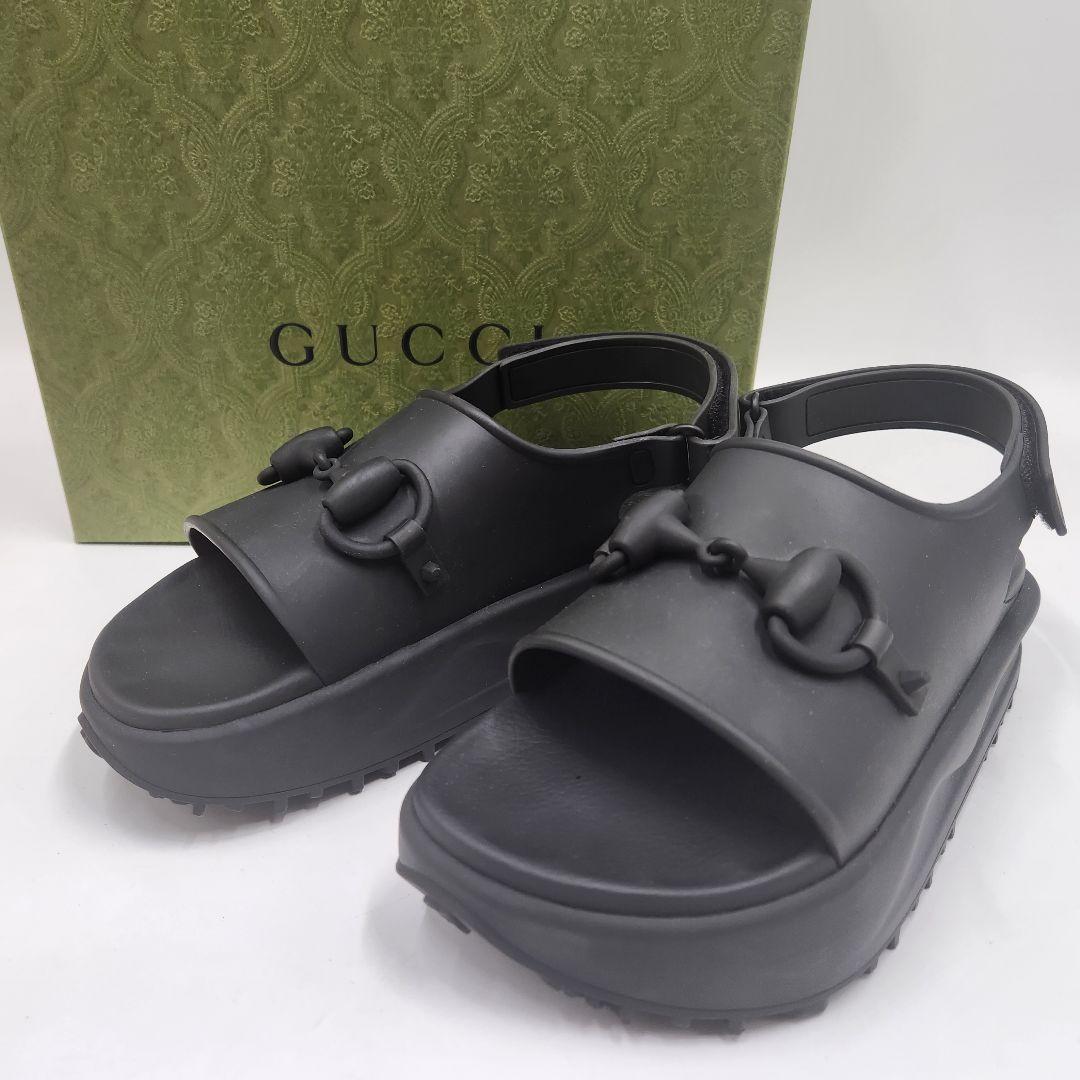 Gucci☆VIP価格  ホースビット ディテール トングサンダル 24新作 グッチ ホースビット付き ウィメンズ トングサンダル