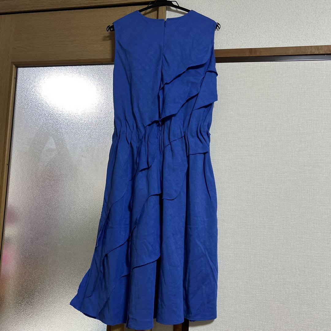 新品未使用】COS 青いフリルノースリーブワンピース - メルカリ