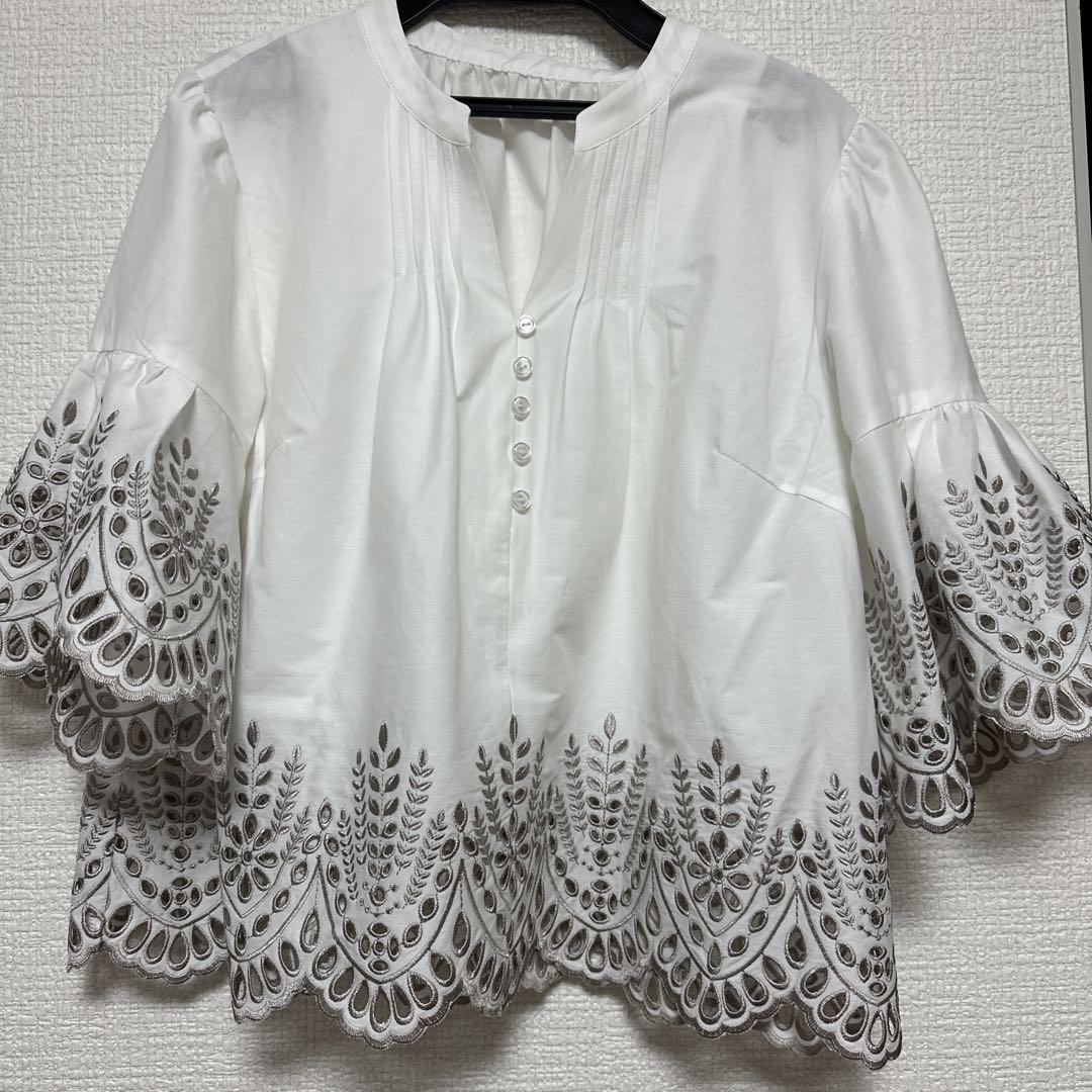 JUSGLITTY（ジャスグリッティー）の「配色カットワークブラウス