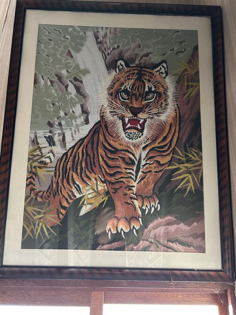 虎の刺繍アート作品やや傷や汚れあり