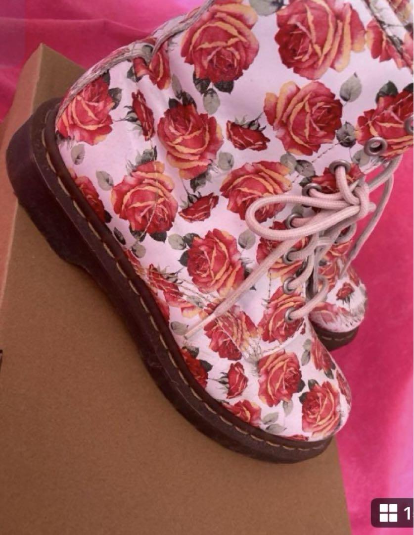 ドクターマーチンの 薔薇柄ブーツ〜24cm