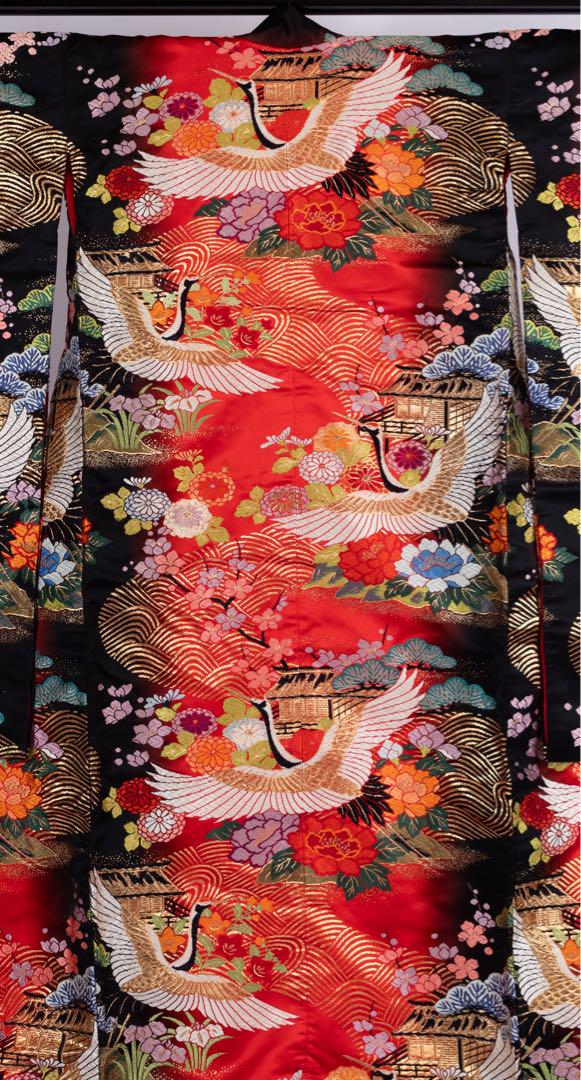 【大幅値下げ！50%OFF】花嫁色打掛け　朱、黒色/金刺繍　鶴/寺