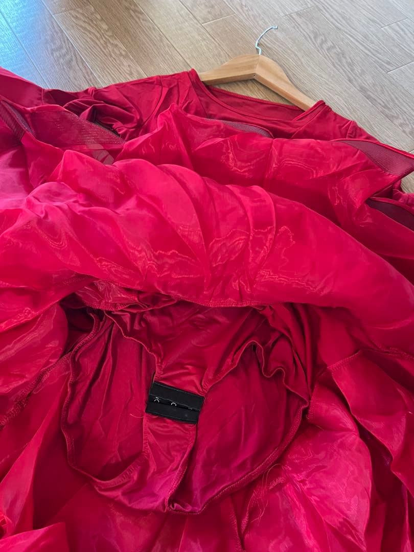 新品タグ付き赤いフリル付きかわいいロングドレスサイズS~M 新品タグ付き赤いフリル付きかわいいロングドレスサイズS~M