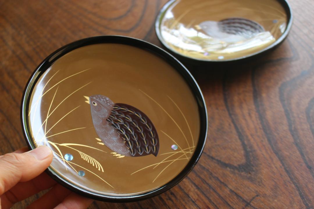 デッドストック！風情あるクリーム色漆にかわいらしい鶉螺鈿蒔絵のお皿2点（検輪島塗