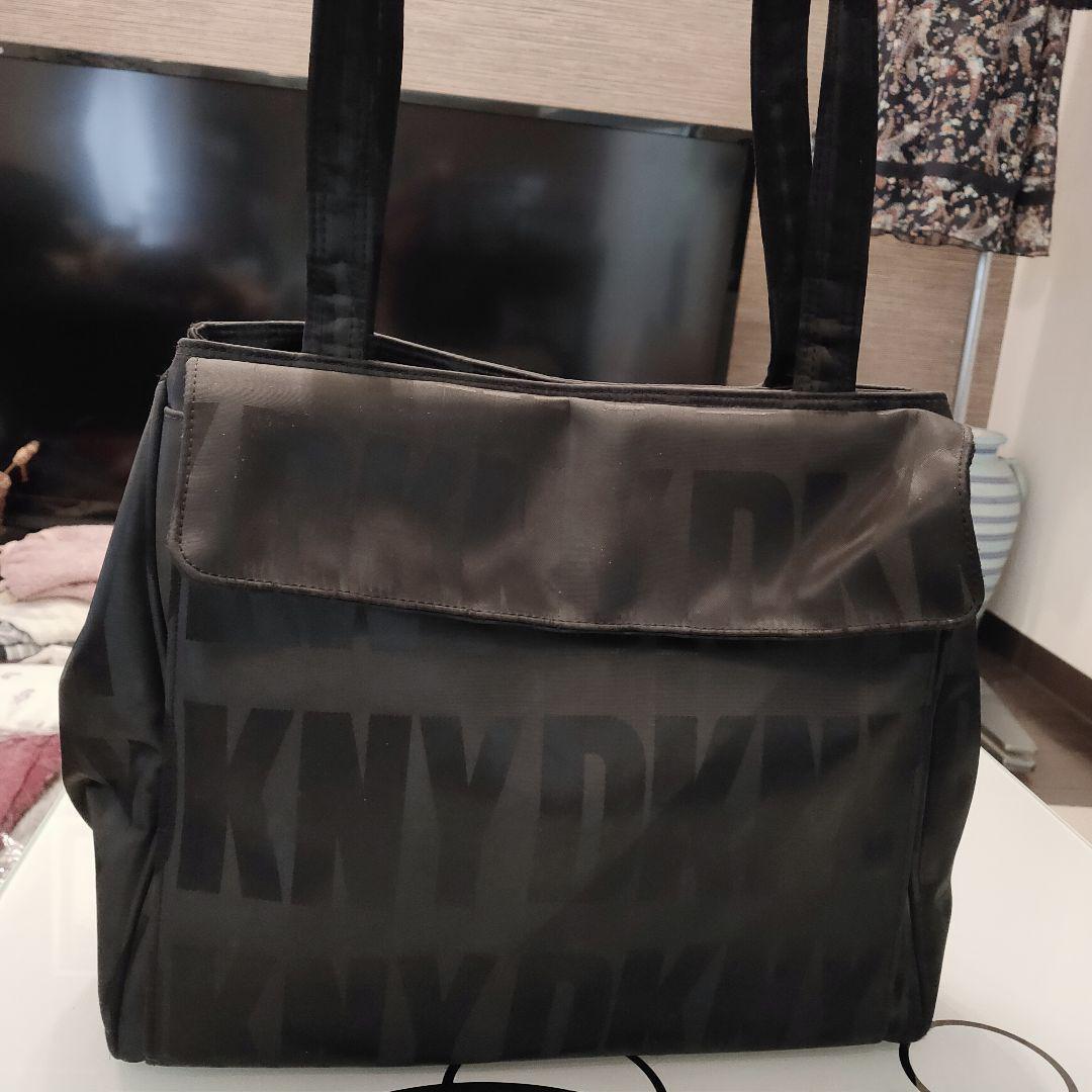 ダナキャラン DKNY 透かし ビッグロゴ 厚地ナイロン ショルダー