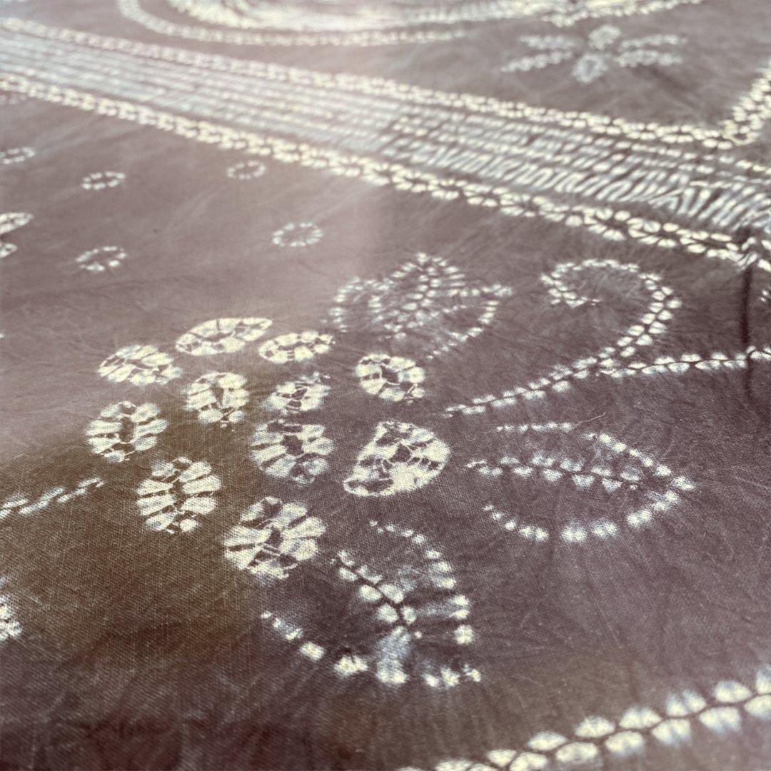 花柄模様の藍染めマルチカバー