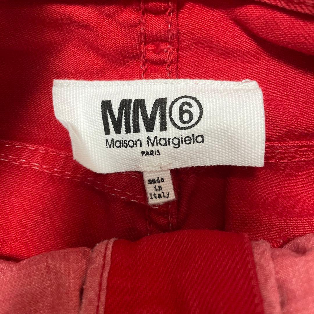 赤いデニムパンツ