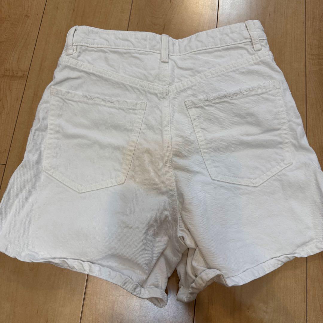 ZARA / ハイウエストホワイトショートパンツ - メルカリ
