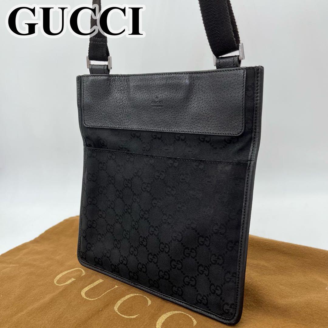 GUCCI ショルダーバッグ サコッシュ 斜め掛け GGキャンバス ロゴ入り 黒