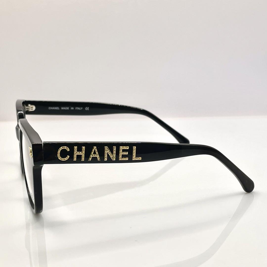 フレームのテンプルのロゴがアクセント ≪CHANEL≫ アイウェア CHANEL 眼鏡用フレーム 新作テンプルCHANELロゴ付ブラック