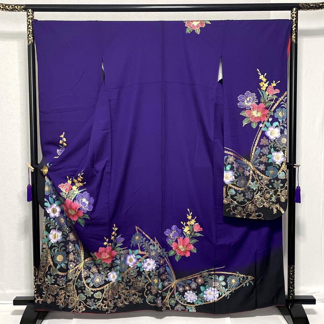 日本画 女性の肖像 紫色の着物 紫色の着物を着た美しい日本女性が色とりどりの紅葉と窓を背景に