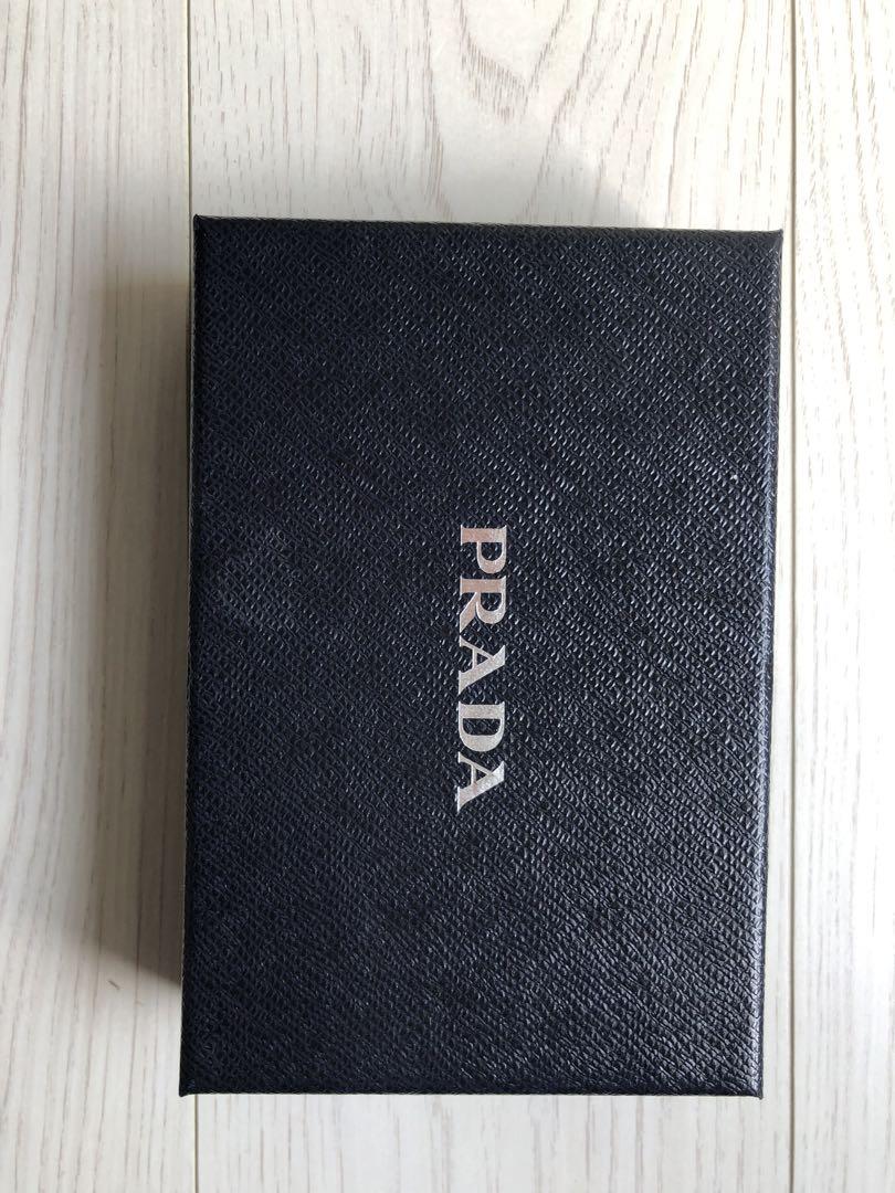 PRADA 赤 レザー 二つ折り財布