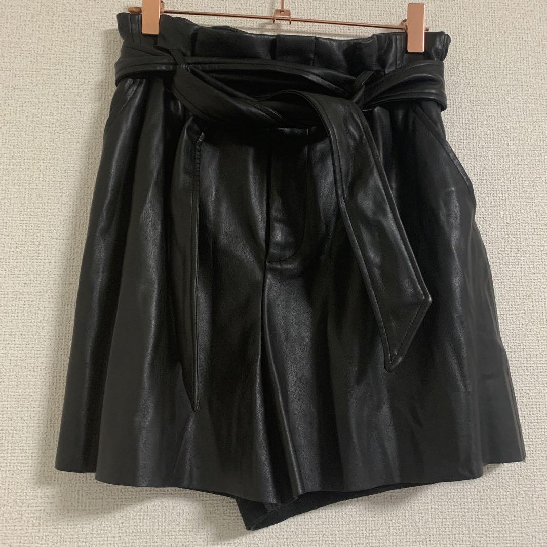 ZARA 黒 ハイ ウエスト 合成皮 革 ショート パンツ XS ハイウェスト