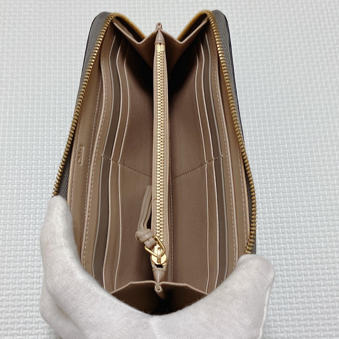 未使用　Chloe クロエ　レザーラウンドジップ長財布『C』チャーム　グレー