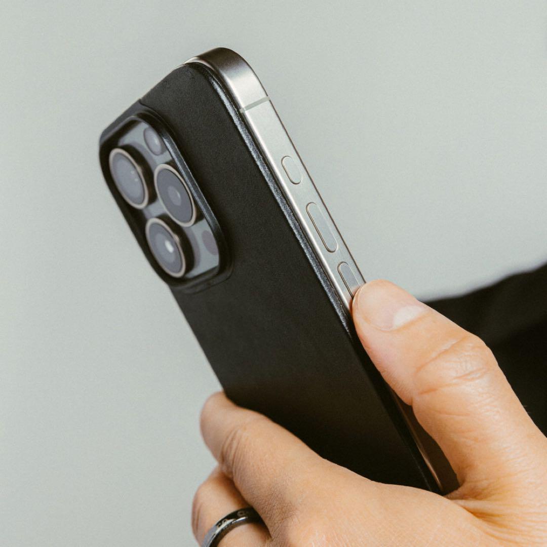 NOMAD MagneticLeather iPhone 16 Pro背面カバー
