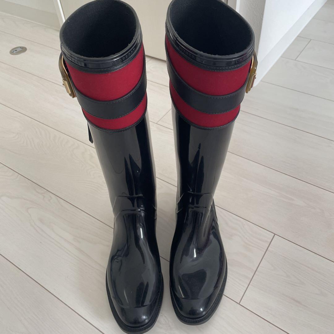 Burberry バックル付き レインブーツ 黒と赤