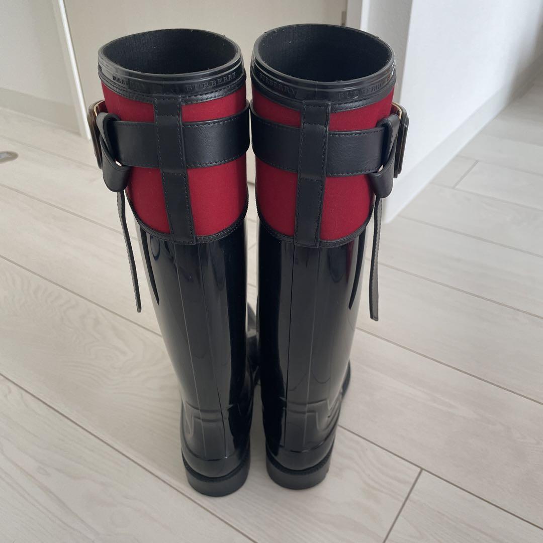 Burberry バックル付き レインブーツ 黒と赤